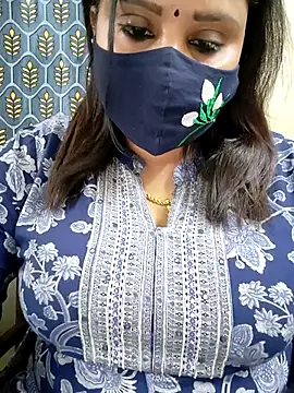 Queenflowerr online show from 04/20/26, 01:47