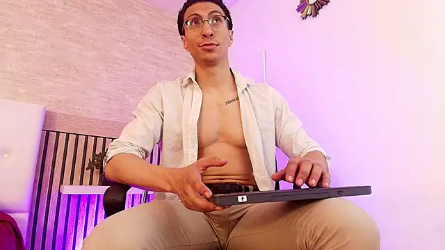 Snapshot of ApoloCruz chatting on 12/05/25, 04:21 ApoloCruz online show from 12/05/25, 04:21