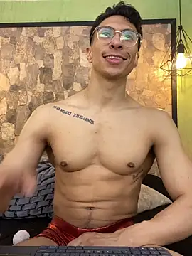 Snapshot of ApoloCruz chatting on 12/22/25, 10:29 ApoloCruz online show from 12/22/25, 10:29