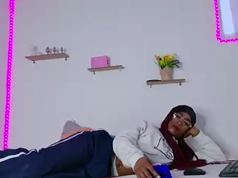 Snapshot of nahomy_james25 chatting on 02/01/25, 02:56 nahomy james25 online show from 02/01/25, 02:56