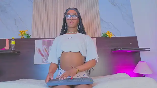 Snapshot of nahomy_james25 chatting on 10/05/25, 10:40 nahomy james25 online show from 10/05/25, 10:40