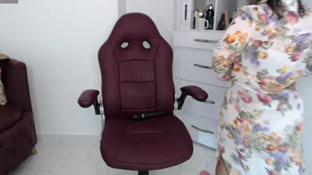 Snapshot of Frida_1982 chatting on 02/25/25, 10:18 Frida 1982 online show from 02/25/25, 10:18