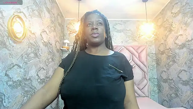 Snapshot of nefertiti_ebony chatting on 10/15/25, 04:40 nefertiti ebony online show from 10/15/25, 04:40