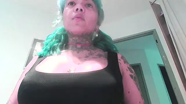 Snapshot of serena__vedette chatting on 10/22/25, 11:32 serena vedette online show from 10/22/25, 11:32