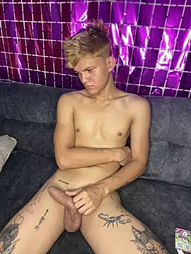 izan 20 online show from 02/19/25, 08:22