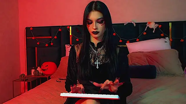 Snapshot of BeverlyMost chatting on 10/29/25, 06:20 BeverlyMost online show from 10/29/25, 06:20