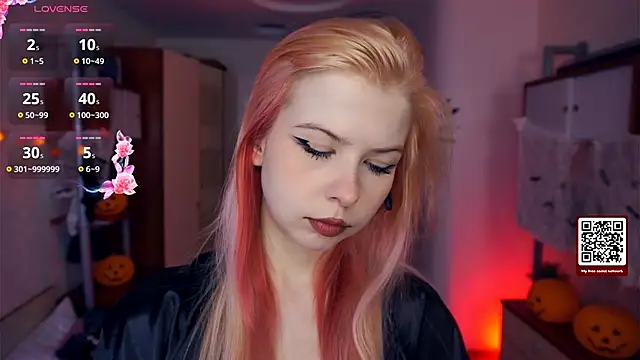 LynetHakes online show from 10/14/25, 04:24