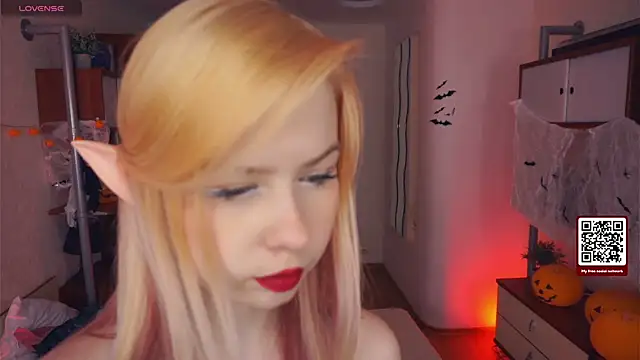 LynetHakes online show from 10/29/25, 04:26