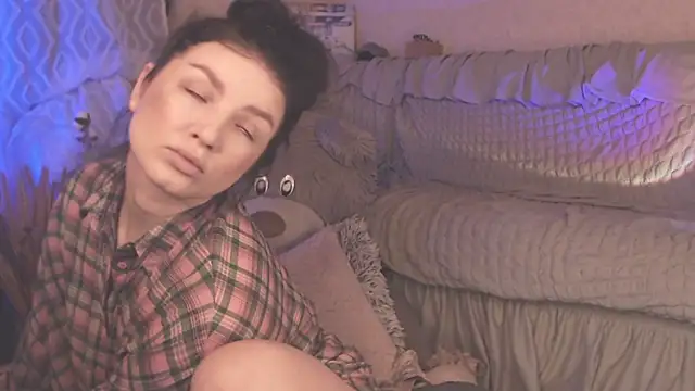 Snapshot of BritneyBarker chatting on 03/11/25, 01:37 BritneyBarker online show from 03/11/25, 01:37