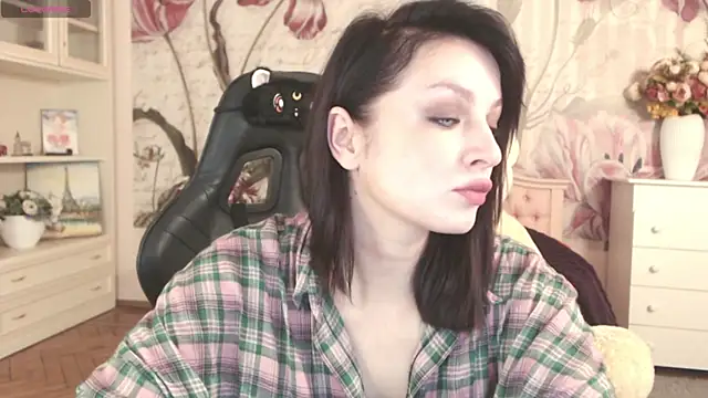 Snapshot of BritneyBarker chatting on 10/13/25, 12:10 BritneyBarker online show from 10/13/25, 12:10