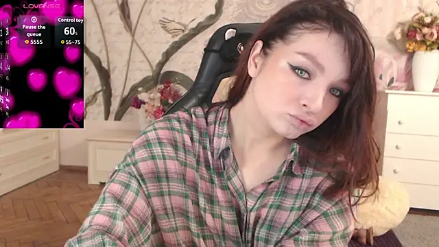 Snapshot of BritneyBarker chatting on 10/31/25, 03:18 BritneyBarker online show from 10/31/25, 03:18