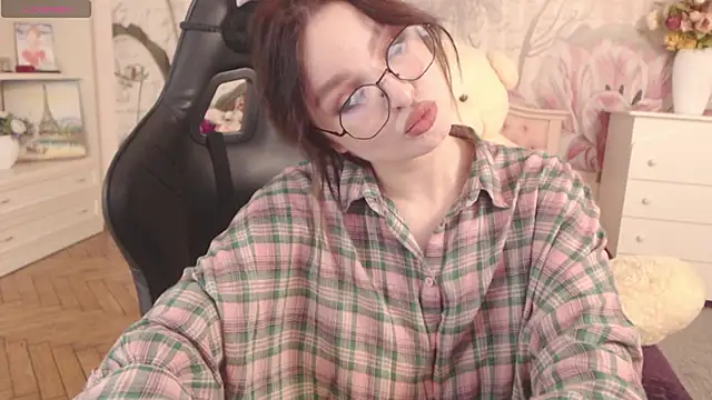 Snapshot of BritneyBarker chatting on 11/26/25, 12:11 BritneyBarker online show from 11/26/25, 12:11