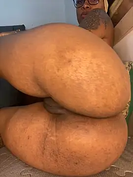 Snapshot of Charlotte_bronxxx chatting on 10/17/25, 06:32 Charlotte bronxxx online show from 10/17/25, 06:32