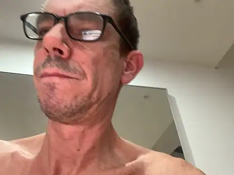 Snapshot of Kenhornu chatting on 11/18/25, 08:02 Kenhornu online show from 11/18/25, 08:02