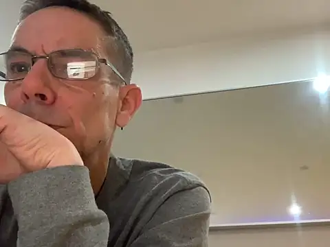 Snapshot of Kenhornu chatting on 12/17/25, 09:32 Kenhornu online show from 12/17/25, 09:32