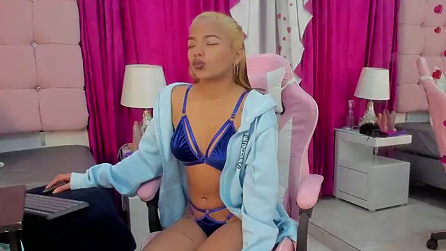 Snapshot of CanelaDevil_ chatting on 02/15/25, 12:33 CanelaDevil online show from 02/15/25, 12:33