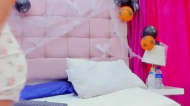 Snapshot of CanelaDevil_ chatting on 10/29/25, 07:04 CanelaDevil online show from 10/29/25, 07:04