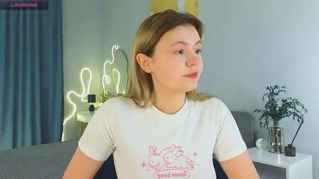 Snapshot of DownyClouds chatting on 02/11/25, 08:15 DownyClouds online show from 02/11/25, 08:15