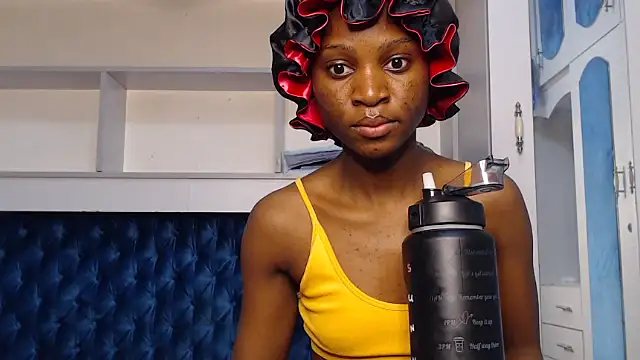 Snapshot of YoungDiva69 chatting on 10/26/25, 06:52 YoungDiva69 online show from 10/26/25, 06:52