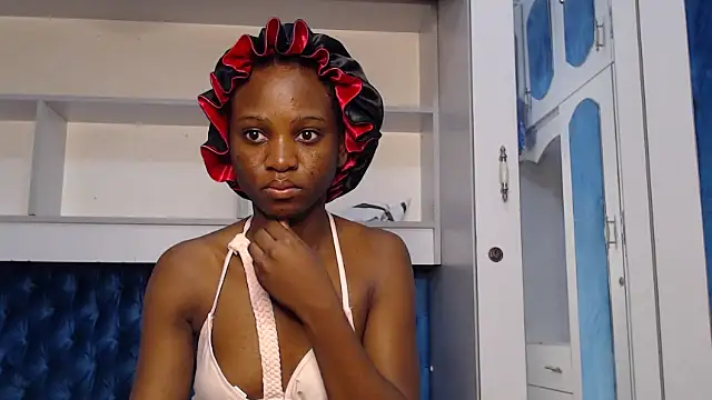 Snapshot of YoungDiva69 chatting on 10/28/25, 02:04 YoungDiva69 online show from 10/28/25, 02:04