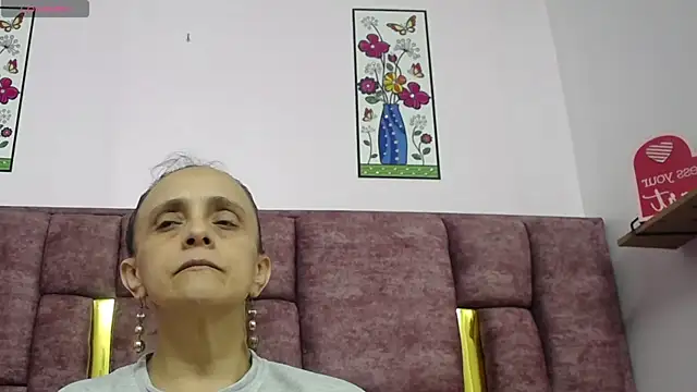 VICTORIAHANK  online show from 04/15/26, 06:59