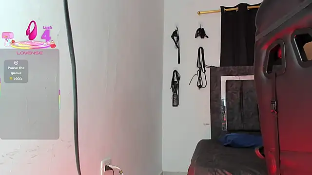 Snapshot of Nicol_TransGirl chatting on 11/28/25, 03:42 Nicol TransGirl online show from 11/28/25, 03:42