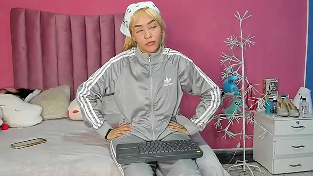 Snapshot of asami_kimi chatting on 02/15/25, 01:10 asami kimi online show from 02/15/25, 01:10