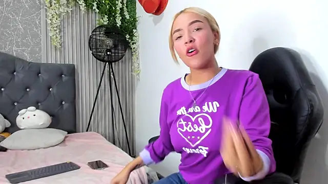 Snapshot of asami_kimi chatting on 02/18/25, 12:26 asami kimi online show from 02/18/25, 12:26