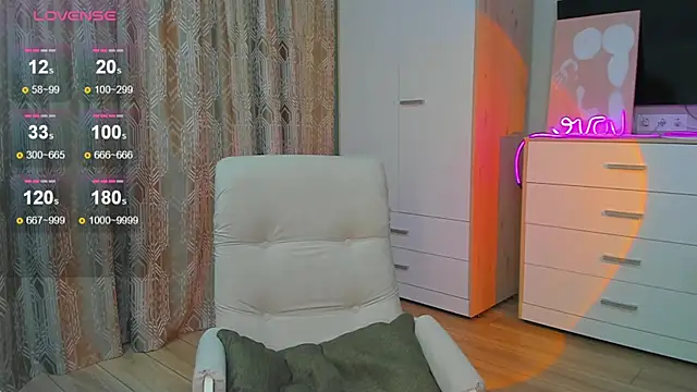 Snapshot of _dkny_ chatting on 01/17/26, 10:42 dkny online show from 01/17/26, 10:42