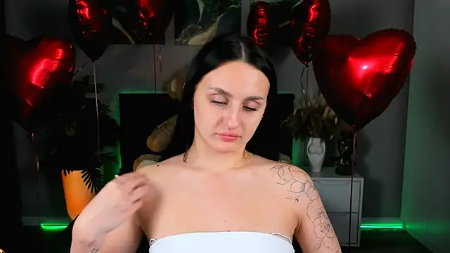 Snapshot of EmiliaBeynard chatting on 02/17/25, 04:48 EmiliaBeynard online show from 02/17/25, 04:48