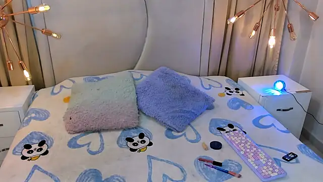 zoe taylorr1 online show from 12/02/25, 11:37