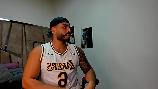 Snapshot of LeandroRusso chatting on 02/03/25, 08:35 LeandroRusso online show from 02/03/25, 08:35