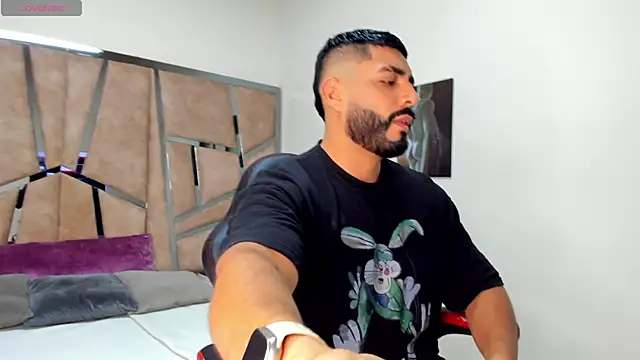 Snapshot of LeandroRusso chatting on 02/18/25, 08:03 LeandroRusso online show from 02/18/25, 08:03