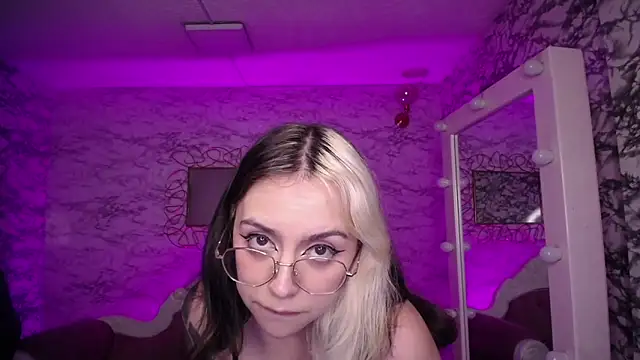 Snapshot of Hela_v chatting on 03/03/25, 06:55 Hela v online show from 03/03/25, 06:55