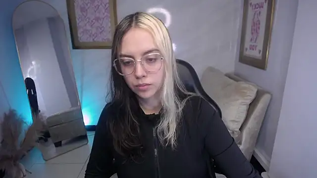 Snapshot of Hela_v chatting on 09/19/25, 12:06 Hela v online show from 09/19/25, 12:06