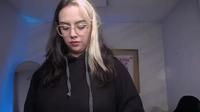 Snapshot of Hela_v chatting on 10/28/25, 12:58 Hela v online show from 10/28/25, 12:58