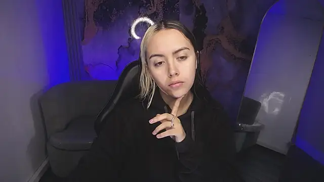 Snapshot of Hela_v chatting on 11/08/25, 12:38 Hela v online show from 11/08/25, 12:38