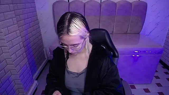 Snapshot of Hela_v chatting on 11/15/25, 12:02 Hela v online show from 11/15/25, 12:02