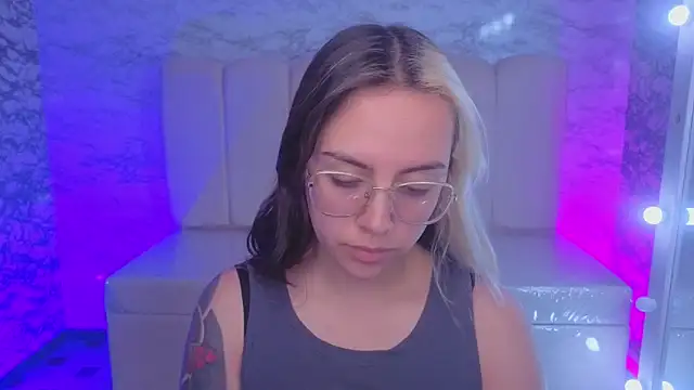 Snapshot of Hela_v chatting on 11/17/25, 08:14 Hela v online show from 11/17/25, 08:14