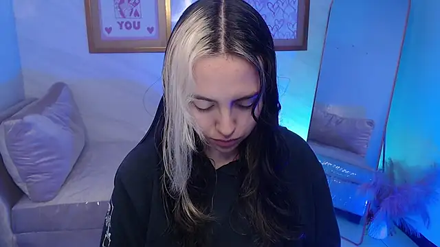 Snapshot of Hela_v chatting on 11/18/25, 12:20 Hela v online show from 11/18/25, 12:20