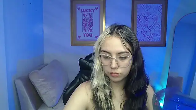 Snapshot of Hela_v chatting on 11/24/25, 08:08 Hela v online show from 11/24/25, 08:08