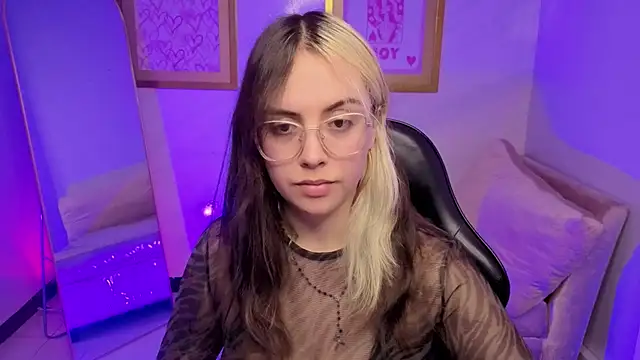 Snapshot of Hela_v chatting on 11/28/25, 08:11 Hela v online show from 11/28/25, 08:11