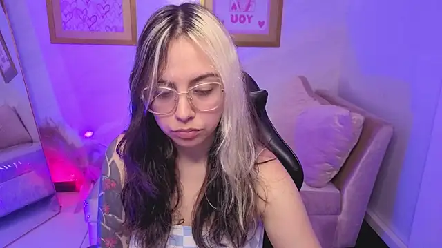 Snapshot of Hela_v chatting on 12/03/25, 07:56 Hela v online show from 12/03/25, 07:56