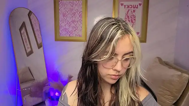 Snapshot of Hela_v chatting on 12/04/25, 08:06 Hela v online show from 12/04/25, 08:06