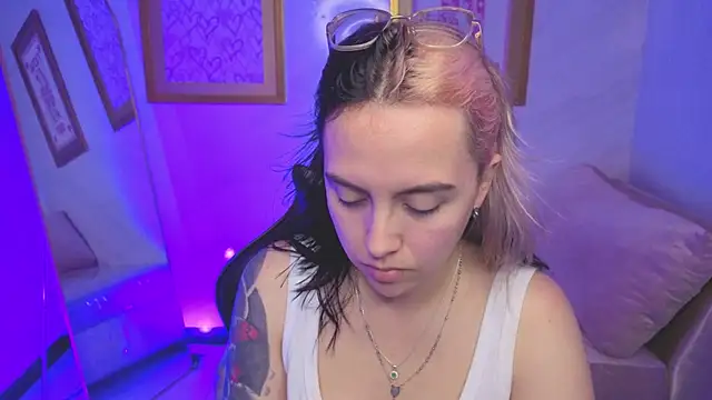 Hela v online show from 01/15/26, 08:12