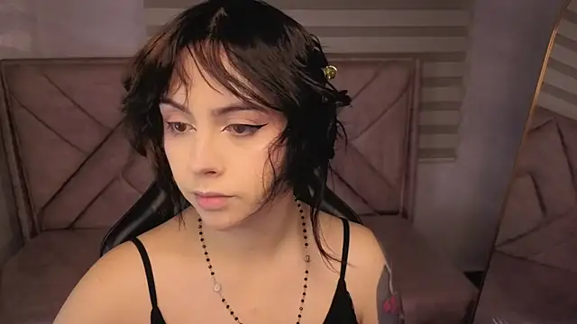 Snapshot of Hela_v chatting on 05/19/26, 01:06 Hela v online show from 05/19/26, 01:06