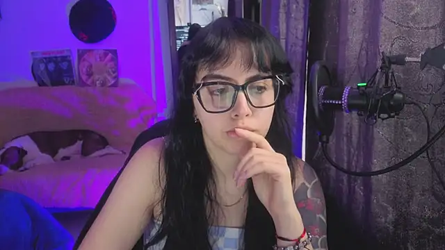 Snapshot of Hela_v chatting on 07/17/26, 01:51 Hela v online show from 07/17/26, 01:51