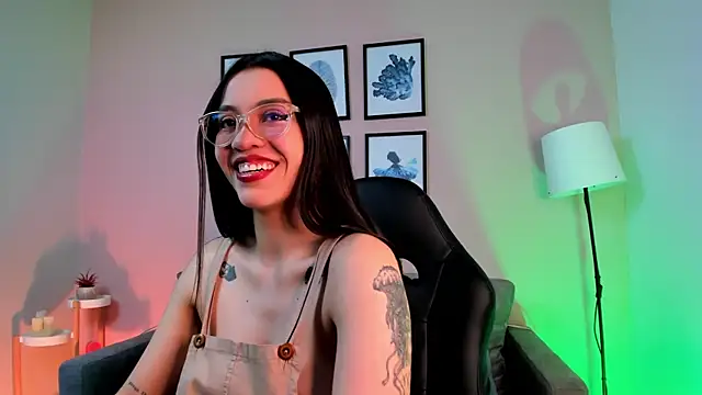 Snapshot of nina__dixon chatting on 10/01/25, 08:26 nina dixon online show from 10/01/25, 08:26