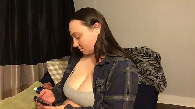 Snapshot of JuicyLuciee chatting on 02/01/25, 02:37 JuicyLuciee online show from 02/01/25, 02:37