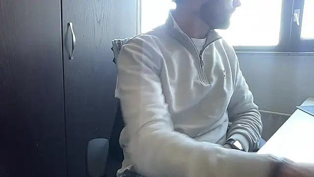 Snapshot of bullyboyy chatting on 03/17/25, 12:04 bullyboyy online show from 03/17/25, 12:04